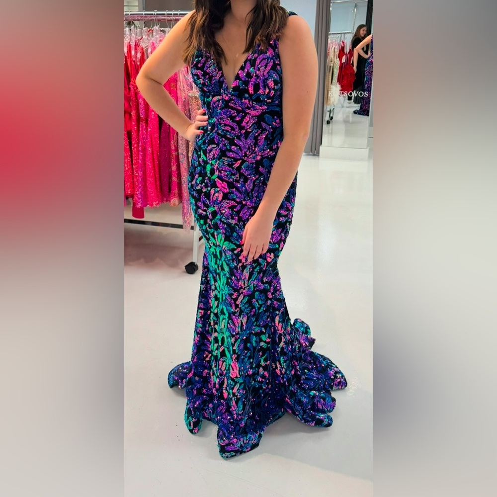 ‼️Prom Dress for sale‼️
Alterations on straps

Purchased at Kotsovos in Cincy